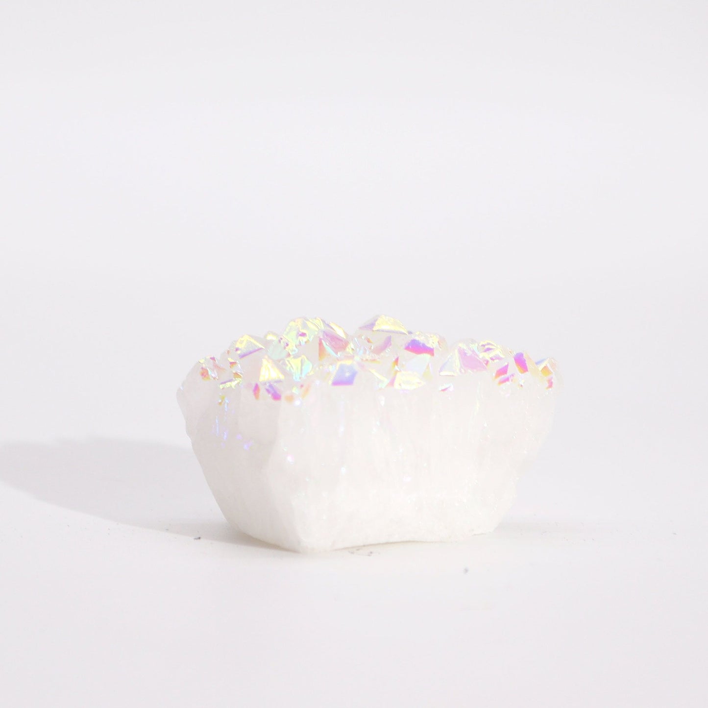 Gedetailleerde afbeelding van kleine engelenaura-kwarts met platina-zilveren coating die engelachtige regenboogtinten creëert