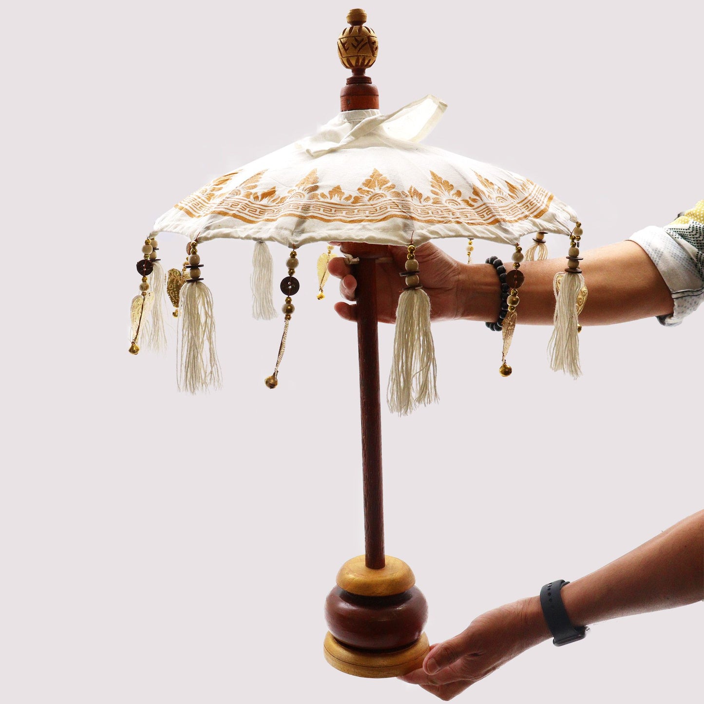 Volledige weergave van Bali-woondecoratie parasol met wit canvas en gouden details, compacte 40 cm exotische interieurdecoratie uit Indonesië