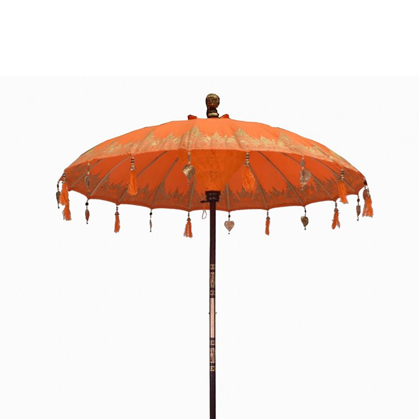 Handgemaakte Bali-terrasparasol met levendig oranje katoen en kleurrijke kwastjes, traditionele Indonesische buitenparasol uit Bali met een diameter van 2 meter.