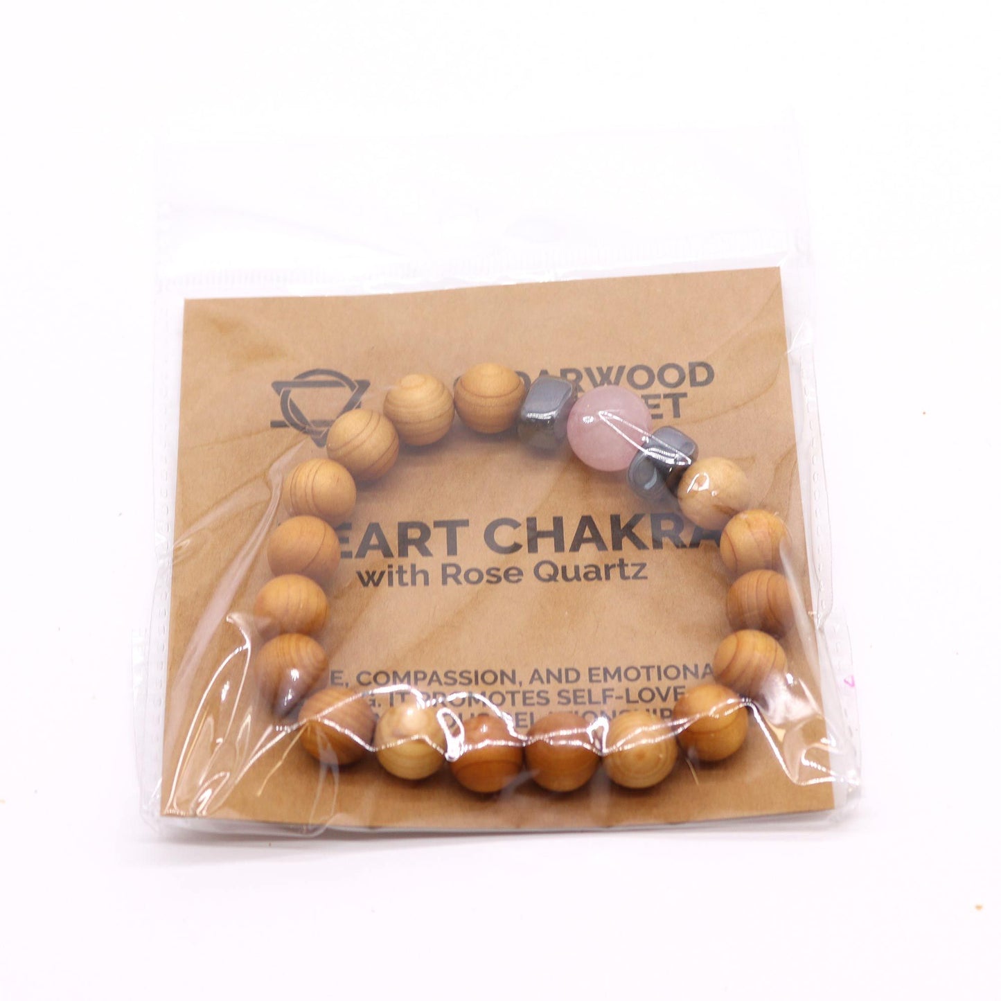 Detailweergave van cederhouten hartchakra-armband met natuurlijke houten kralen en rozenkwarts voor onvoorwaardelijke liefde