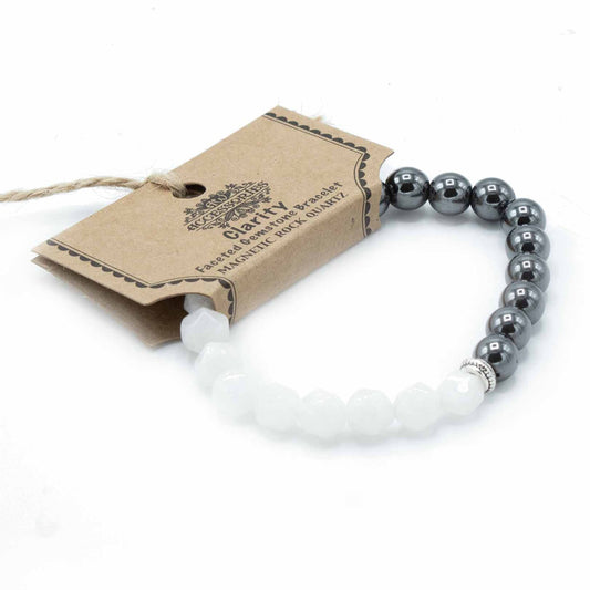 Facettenarmband van kwarts met magnetische sluiting en gepolijste heldere edelsteen kralen op een witte achtergrond, handgemaakte sieraden voor helderheid en energieversterking.
