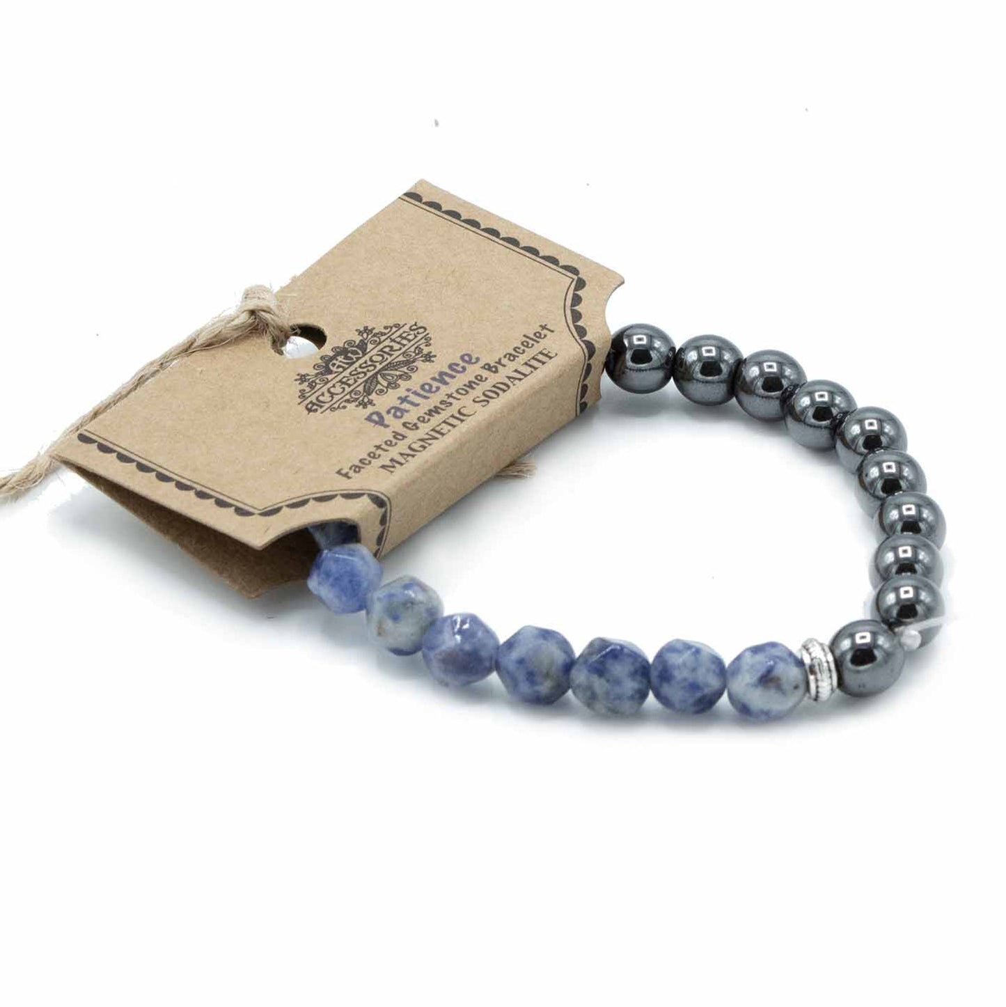 Facettenarmband van sodaliet met magnetische sluiting en gepolijste diepblauwe edelsteen kralen met witte aders op een witte achtergrond, handgemaakte sieraden voor communicatie en balans van het keelchakra.
