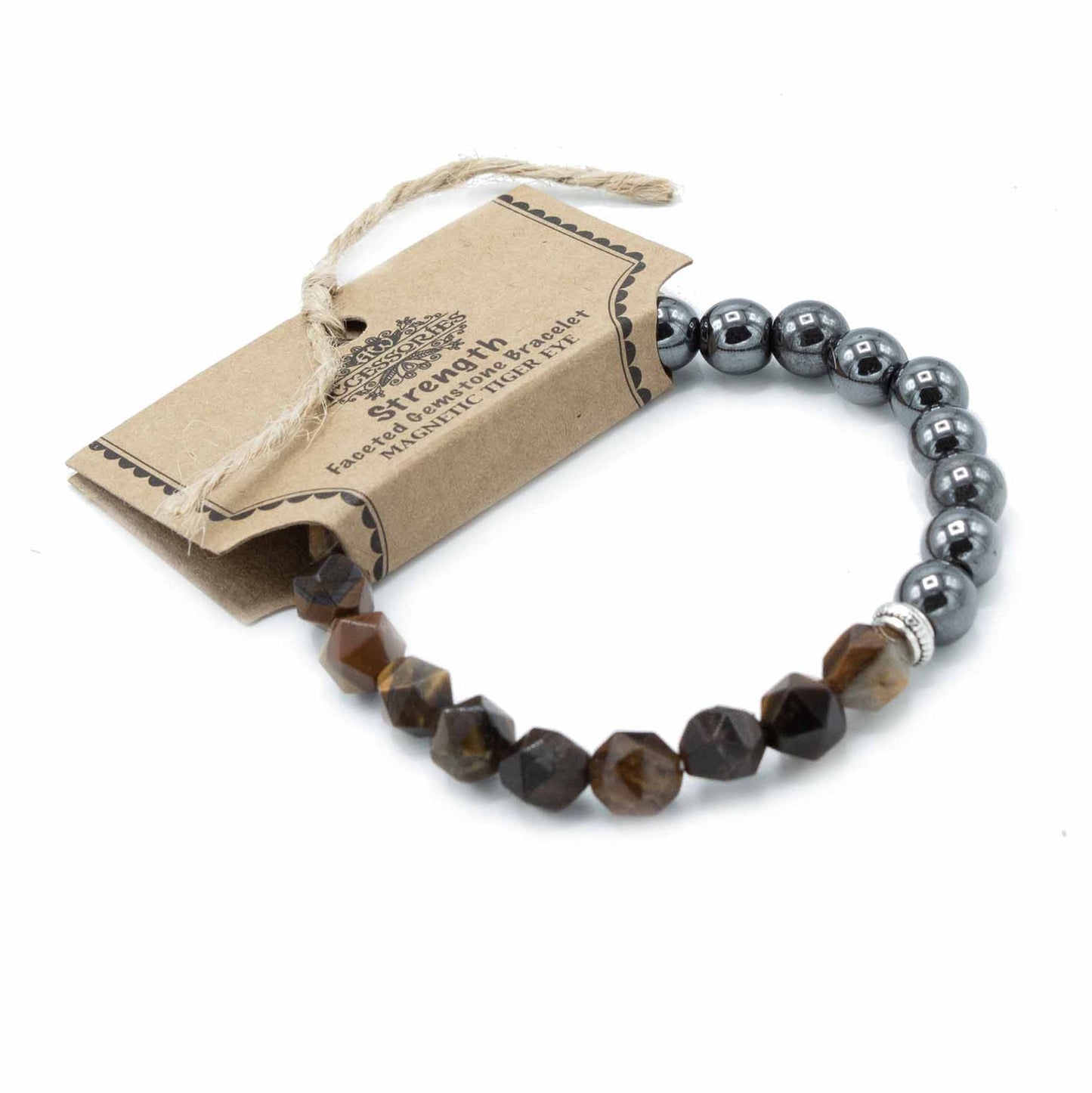Facettenarmband met tijgeroog, magnetische sluiting en gepolijste goudbruine edelsteen kralen die een chatoyante glans vertonen op een witte achtergrond, handgemaakte sieraden voor moed en zelfvertrouwen in het zonnevlechtchakra.