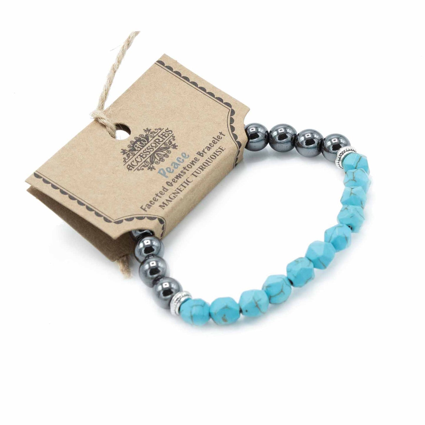 Gefacetteerde turquoise armband met magnetische sluiting en gepolijste blauwgroene edelsteen kralen op een witte achtergrond, handgemaakte sieraden voor bescherming en wijsheid van het keelchakra.
