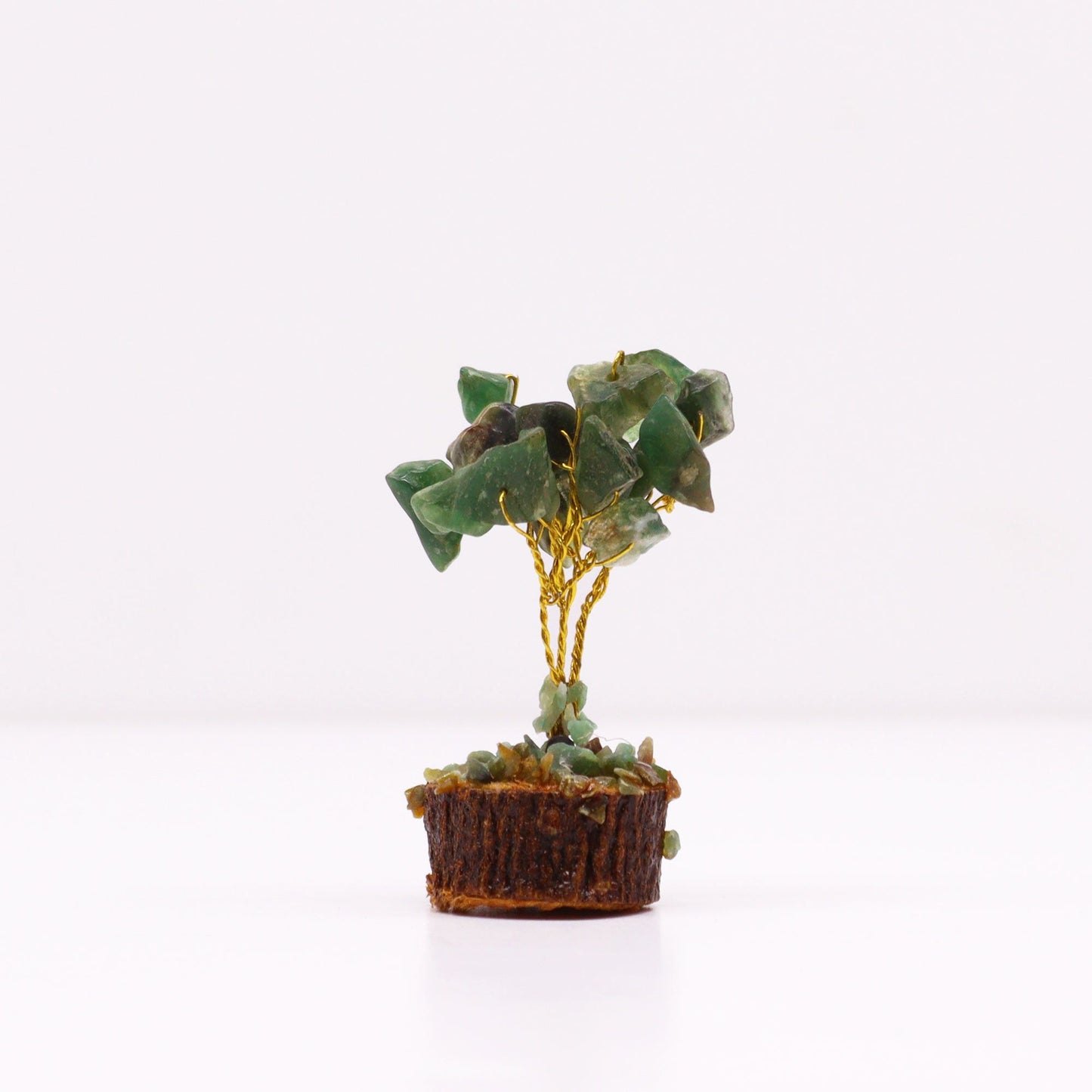 Zijaanzicht van mini groene aventurijn edelsteenboom met verstelbare takken en natuurlijke houten voet, decoratie voor kleine ruimtes die energie en overvloed uitstraalt.