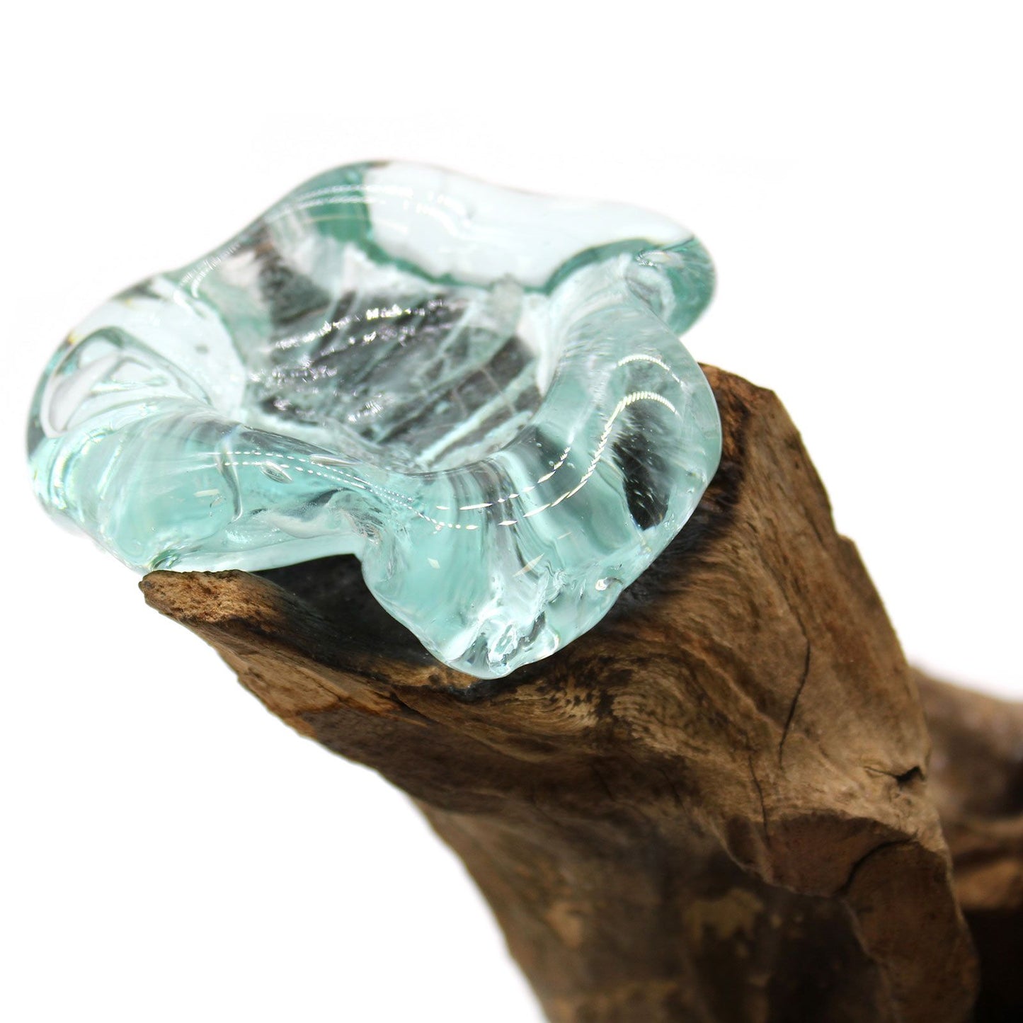 Detail van drie houders van organisch gerecycled glas in combinatie met natuurlijk Gamal-hout op een kandelaar, duurzaam ambachtelijk fusion-vakmanschap uit Bali.