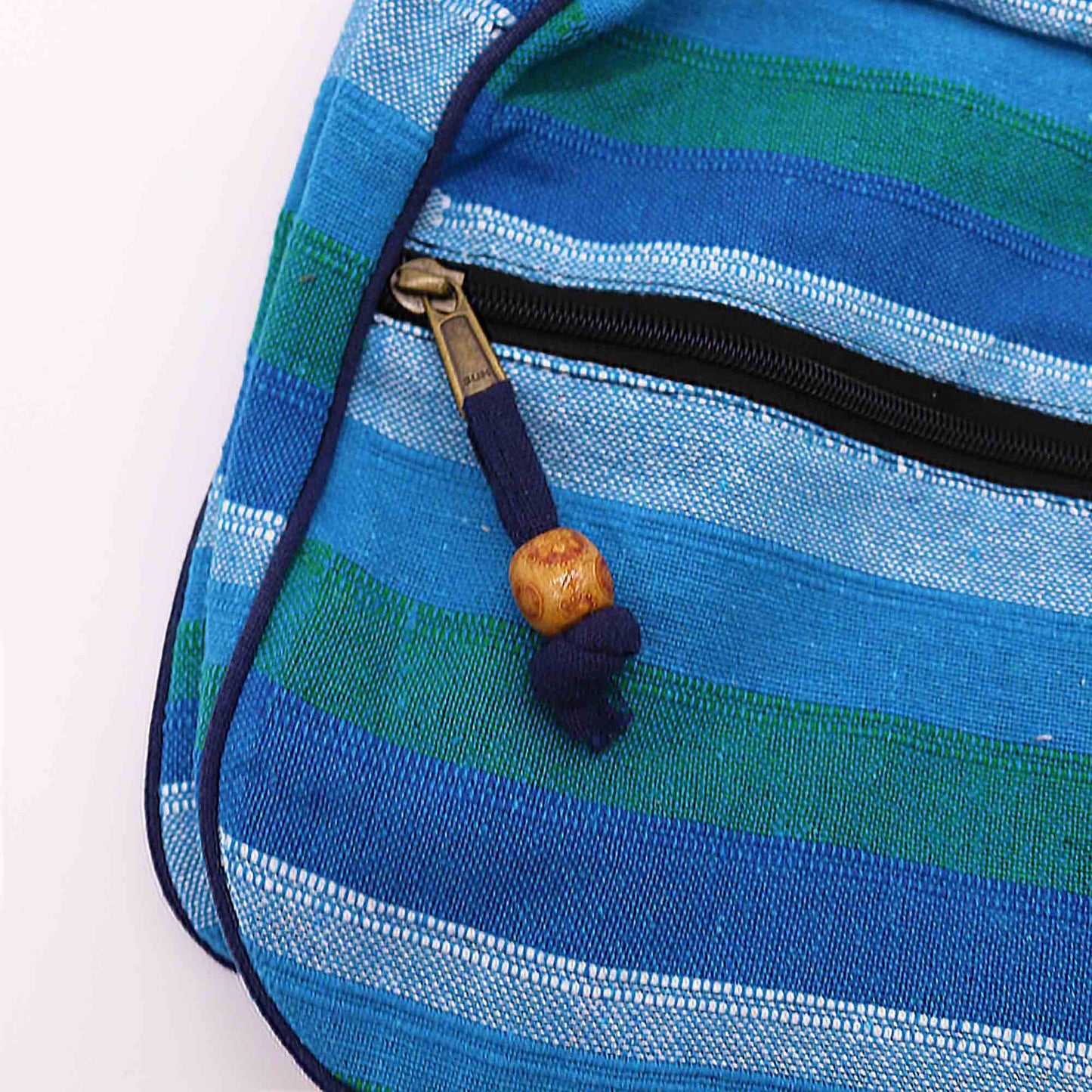 Close-up detail van blauw gestreept weefwerk en traditioneel Nepalees vakmanschap op crossbodytas