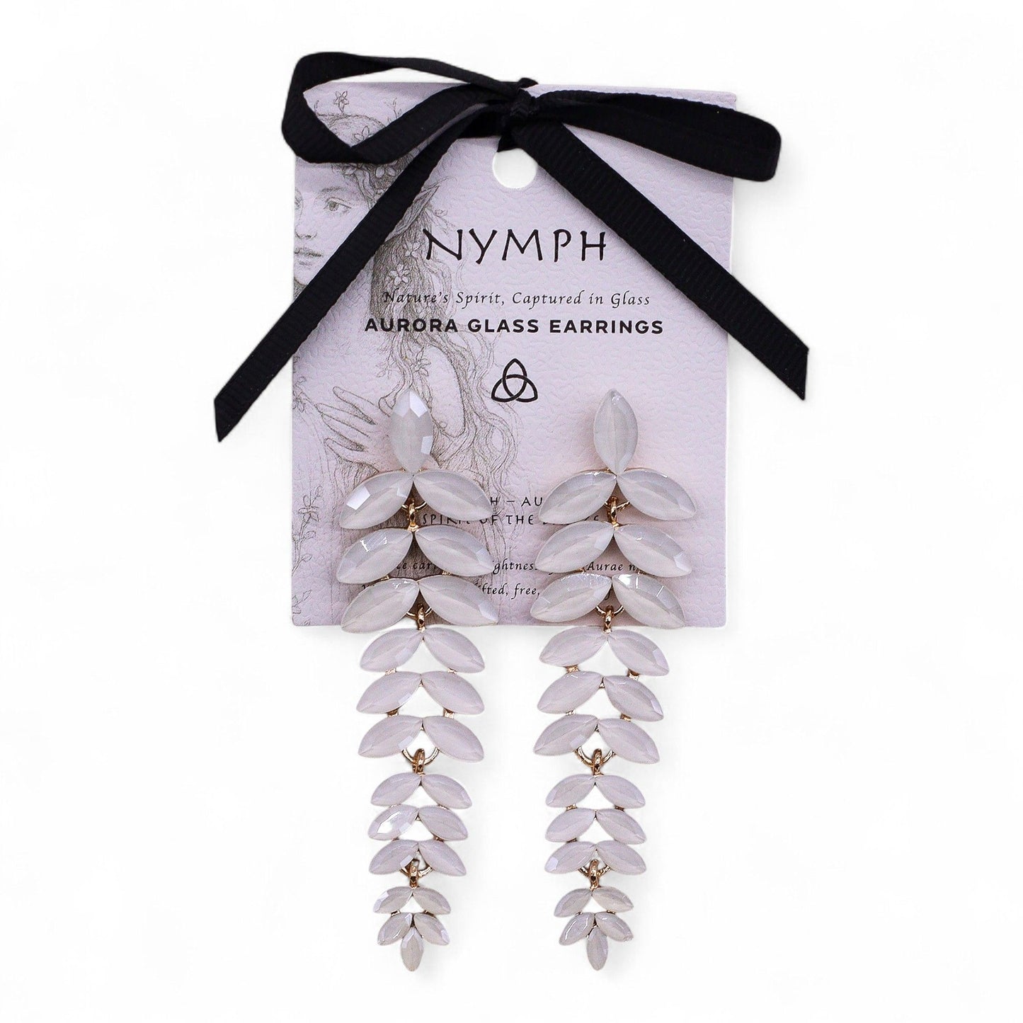 Detailweergave van lange hangende oorbellen met parelmoeren glazen elementen en gepolijst roestvrij staal voor een zachte glans.