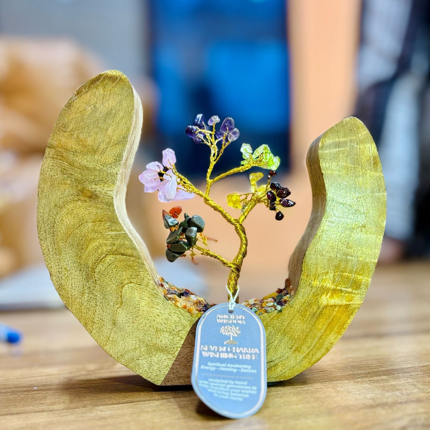 Zeven Chakra edelsteenboom met 60 kleurrijke chakra-stenen op een duurzame ringbasis van mangohout