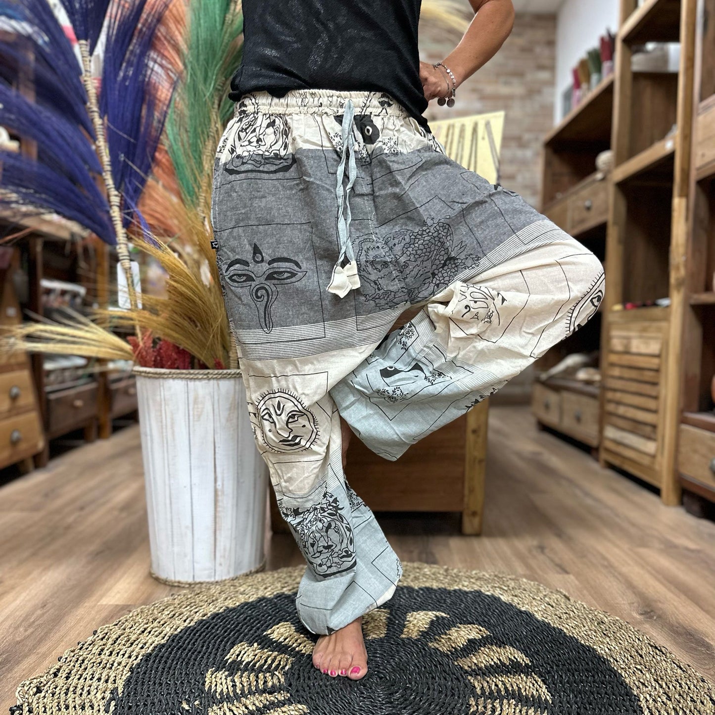 Handgemaakte hoge kruis yogabroek met Himalaya-print op grijs katoen, one size festivalkleding uit Nepal