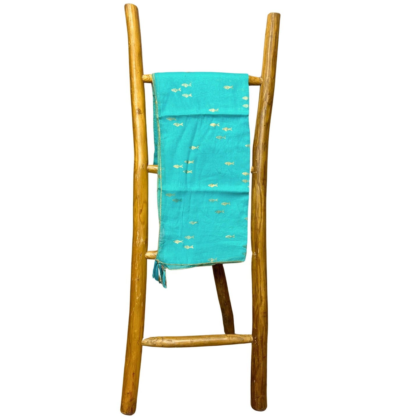 Sfeerfoto van handbeschilderd gouden vispatroon op turquoise sari katoen pario