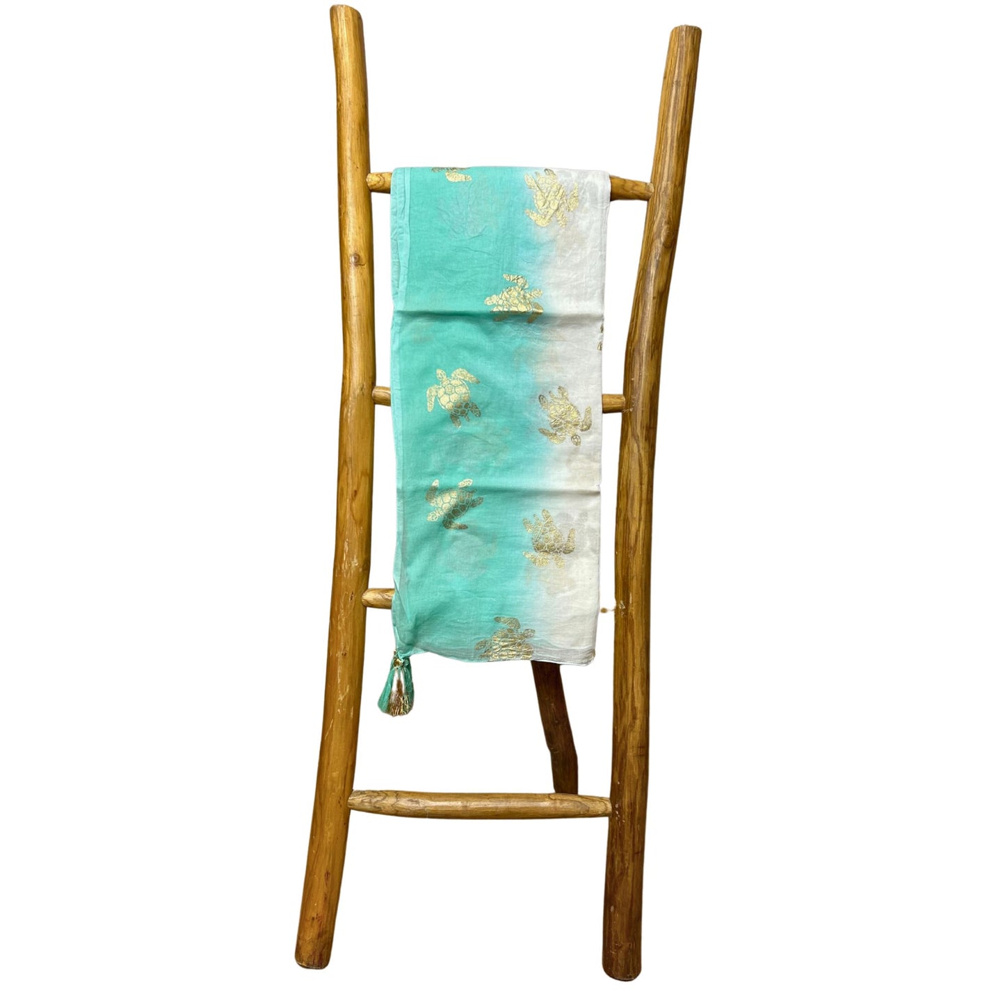 Close-up detail van handbeschilderd turquoise en goud schildpadpatroon op witte sari katoen pario