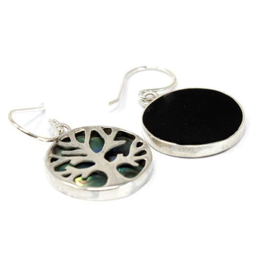 Close-up Levensboom symbool in sterling zilver oorbellen met regenboogkleurige abalone schelp details