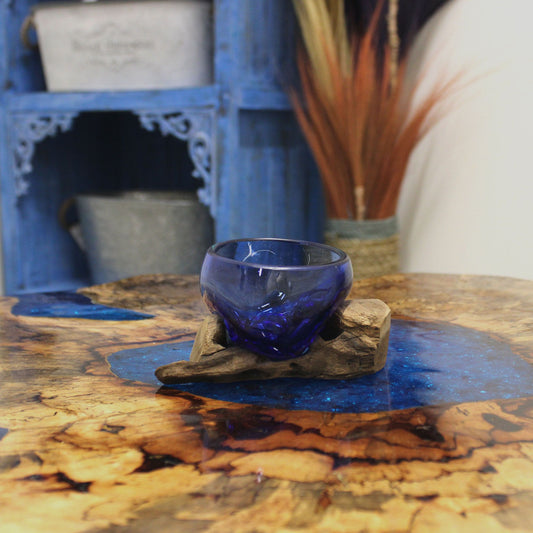 Detail blauw mondgeblazen glas op organisch Gamal hout - Gesmolten Glas Mini Kom, luchtbelletjes en kleurvariaties als keurmerk van authentiek Balinees handwerk