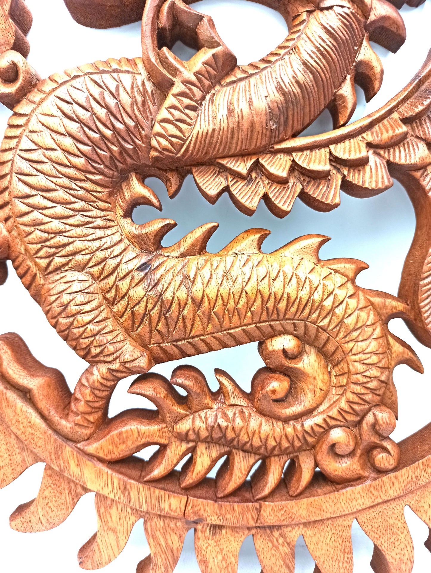 Detail van houten wandpaneel draak met natuurlijke houtkleur en ambachtelijke snijwerk