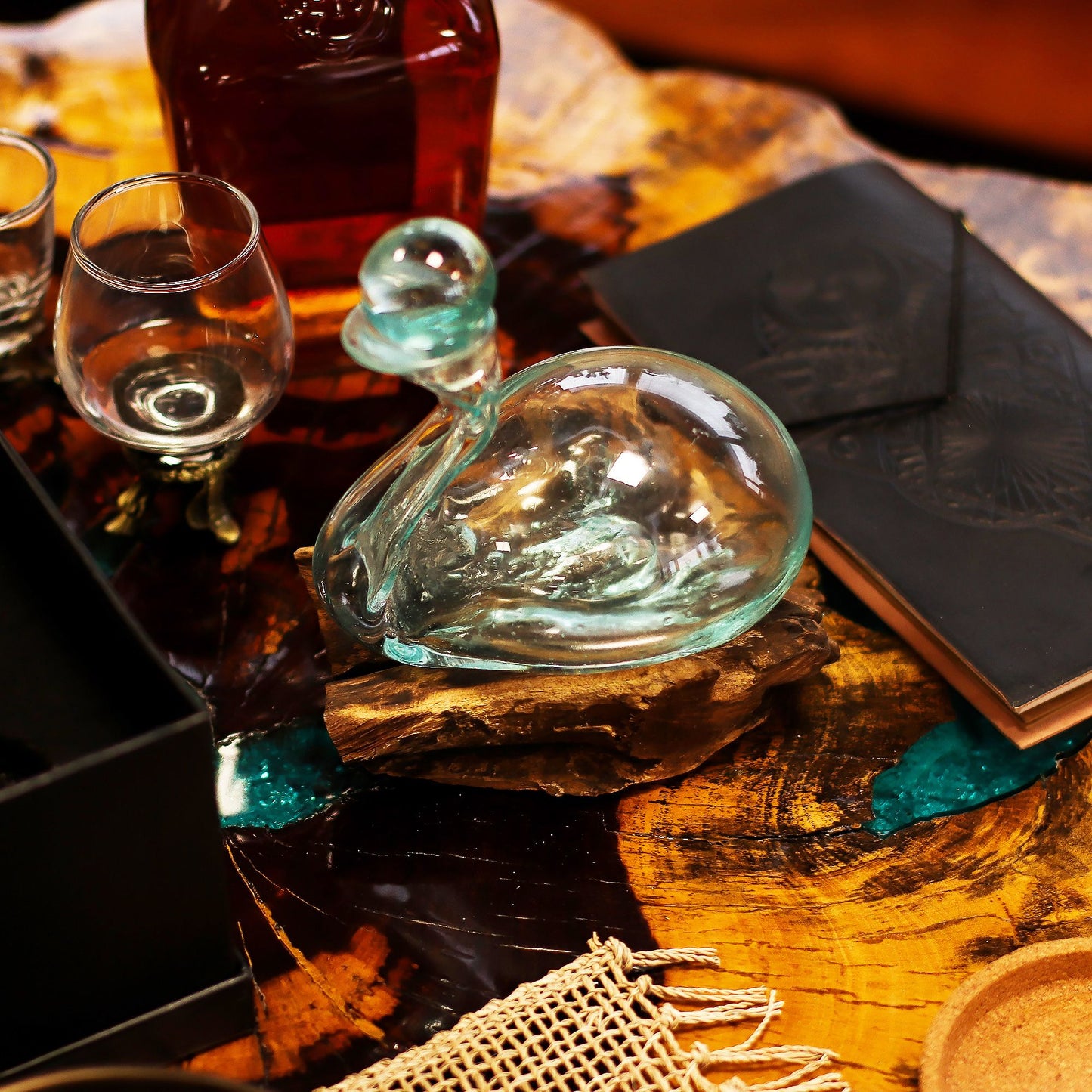 Gesmolten Glas Eend Karaf met Stop - zijaanzicht eendensilhouet op organisch Gamal hout, gerecycled glas Bali, uniek kunstobject bohemian woondecoratie, Karma Vibes Nederland