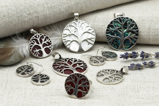 925 sterling silver ketting wordt gepoetst met zilverpoetsdoek voor glanzend resultaat