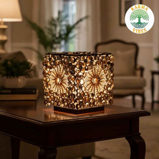 Handgemaakte schelpenlampen met warm sfeervolle verlichting in een bohemian interieur