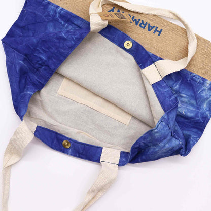 Close-up detail van mandala-patroon op handgeweven katoenen draagtas in blauw stonewash