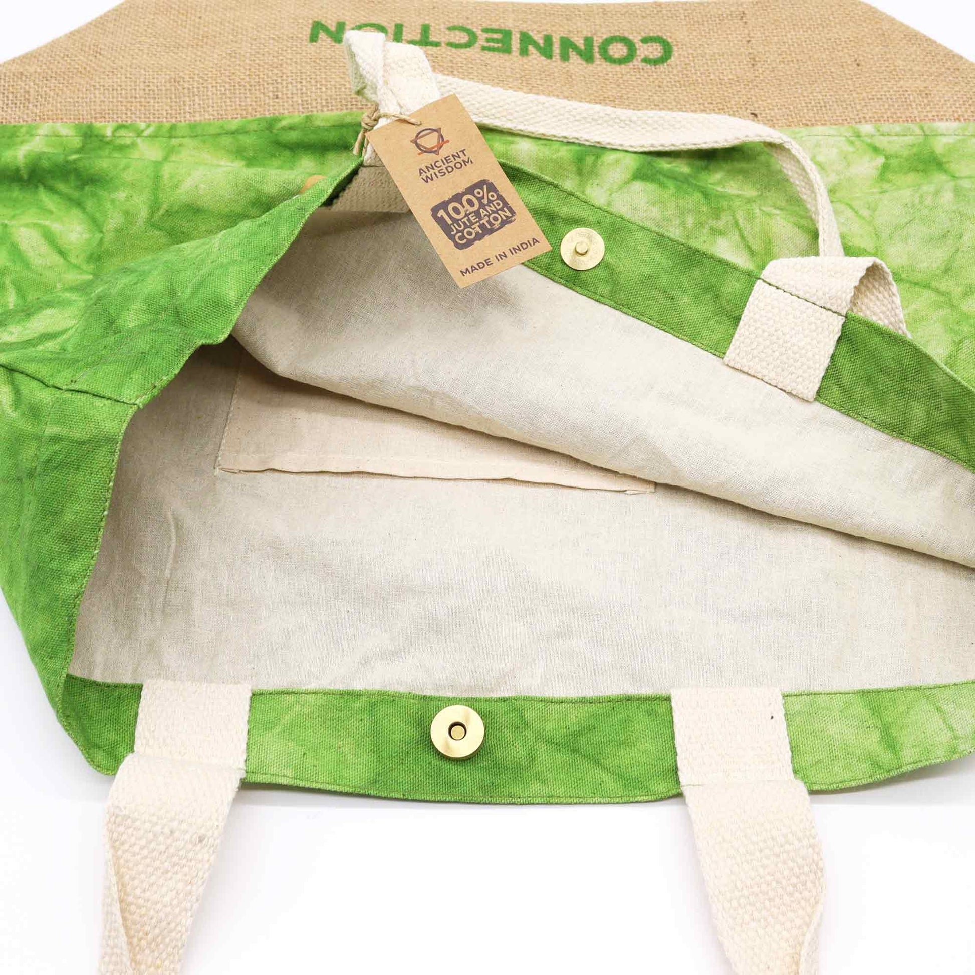 Close-up detail van Tree of Life-patroon op handgeweven katoenen draagtas in levendig groen