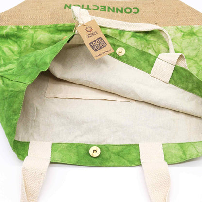 Close-up detail van Tree of Life-patroon op handgeweven katoenen draagtas in levendig groen