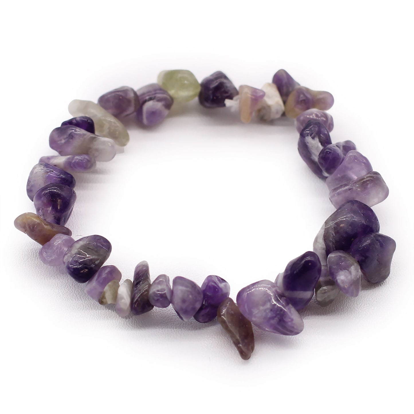 Amethist chipstone armband met natuurlijke paarse kristallen op een witte achtergrond, handgemaakte stretch sieraden voor genezing en chakra balans
