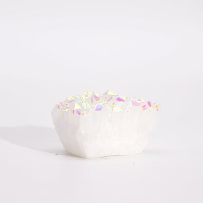 Gedetailleerde afbeelding van kleine engelenaura-kwarts met platina-zilveren coating die engelachtige regenboogtinten creëert
