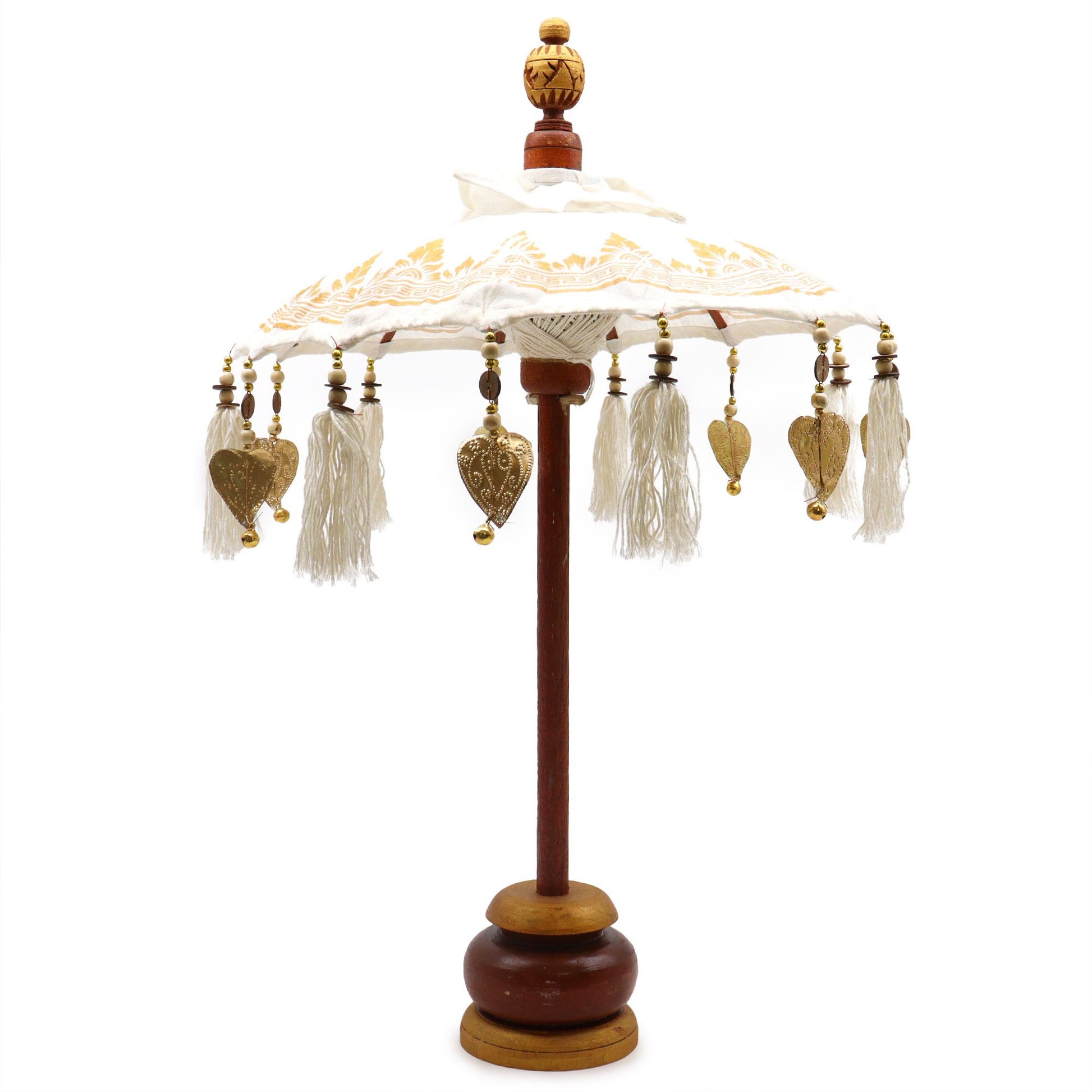 Handgemaakte Balinese parasol voor in huis met wit canvas en gedetailleerde gouden versieringen, traditioneel Indonesisch decoratief accent uit Bali met een diameter van 40 cm.

