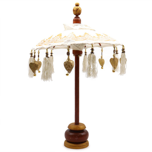 Handgemaakte Balinese parasol voor in huis met wit canvas en gedetailleerde gouden versieringen, traditioneel Indonesisch decoratief accent uit Bali met een diameter van 40 cm.
