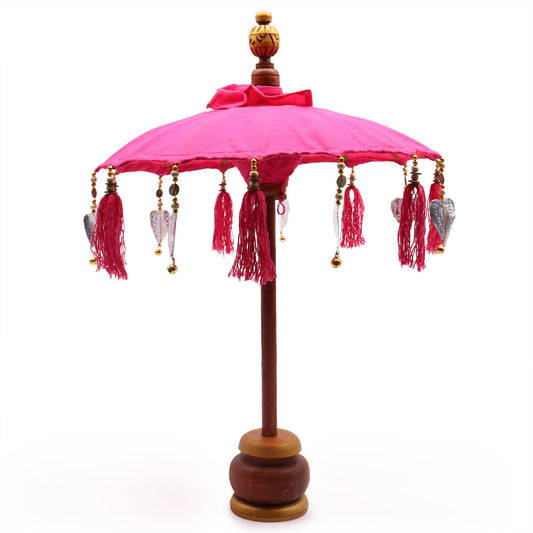 Handgemaakte Bali-parasol voor in huis met levendig roze katoen en kleurrijke kwastjes, diameter 40 cm, traditioneel Indonesisch speels accent uit Bali
