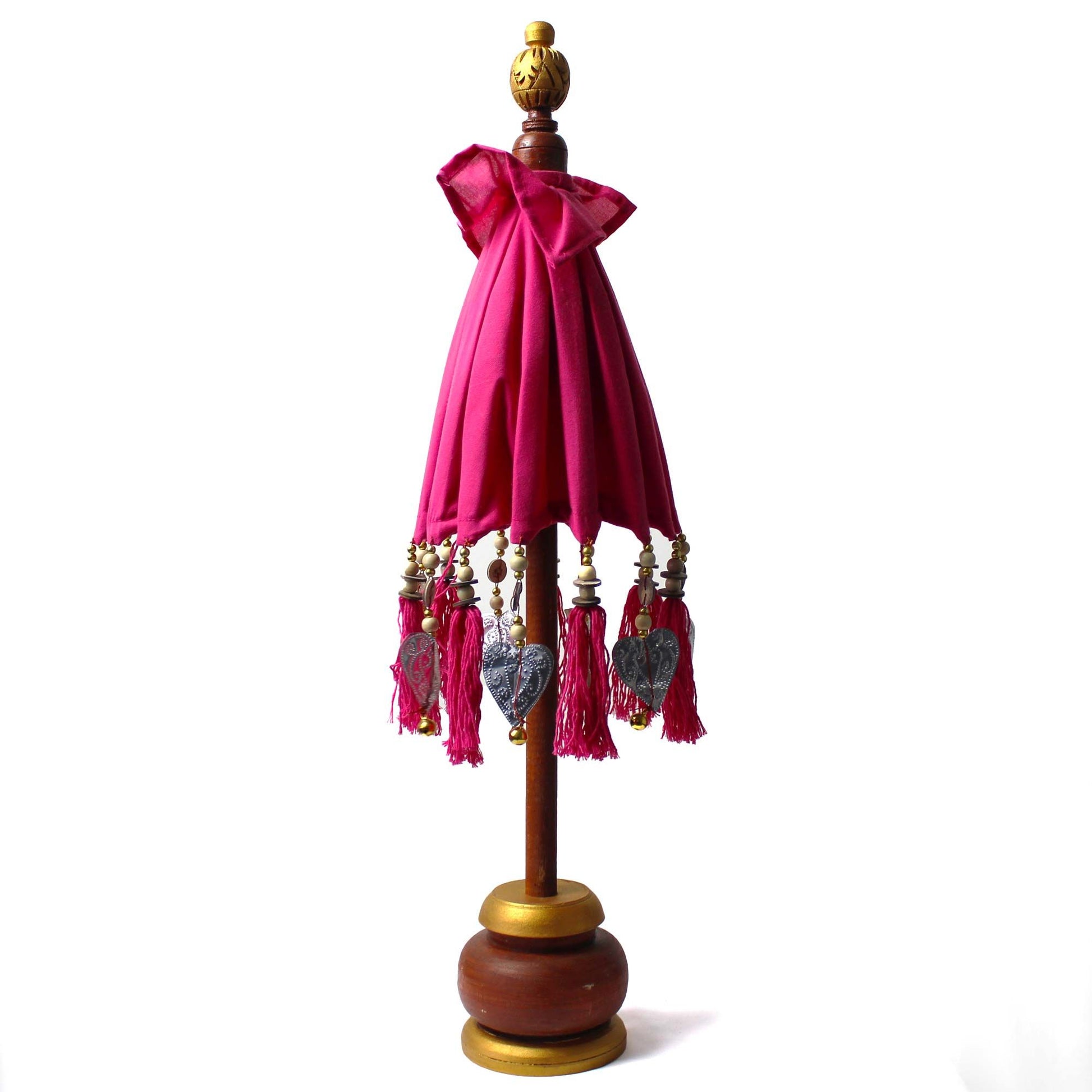 Zijaanzicht van roze katoenen Bali-parasol met kwastjes en houten handvat, 68 cm hoog, vrolijk tropisch woonaccessoire
