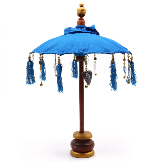 Handgemaakte Bali-parasol voor in huis met levendig turquoise katoen en kleurrijke kwastjes, diameter 40 cm, traditioneel Indonesisch kustaccent uit Bali
