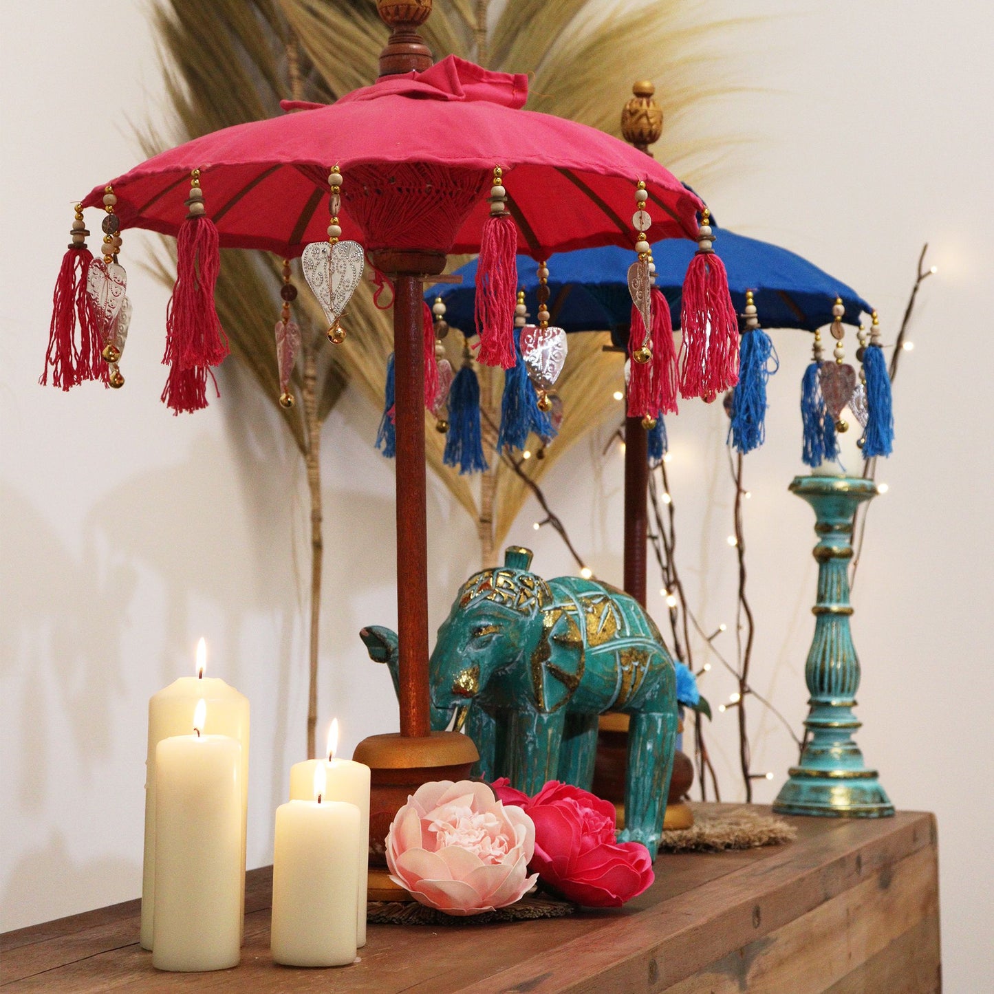 Lifestylefoto van een turquoise parasol uit Bali in een interieur, verfrissend bohemien decoratief accent met authentiek Indonesisch vakmanschap.
