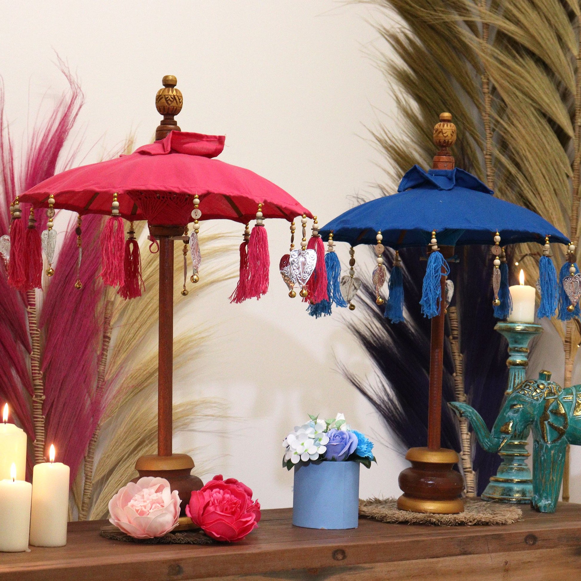Lifestylefoto van een turquoise parasol uit Bali in een interieur, verfrissend bohemien decoratief accent met authentiek Indonesisch vakmanschap.
