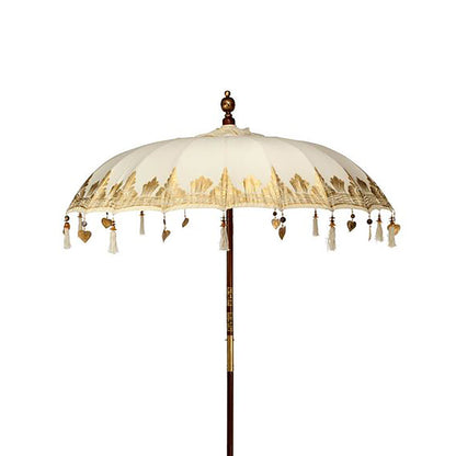 Handgemaakte Bali-terrasparasol met natuurlijk canvas en decoratieve kwastjes, traditionele Indonesische buitenparasol uit Bali met een diameter van 2 meter.
