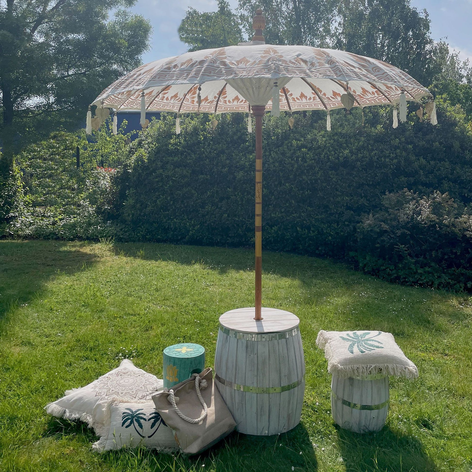 Zijaanzicht van natuurlijke canvas Bali-terrasparasol met houten paal, 260 cm hoog, organisch tropisch decoratiestuk voor buiten
