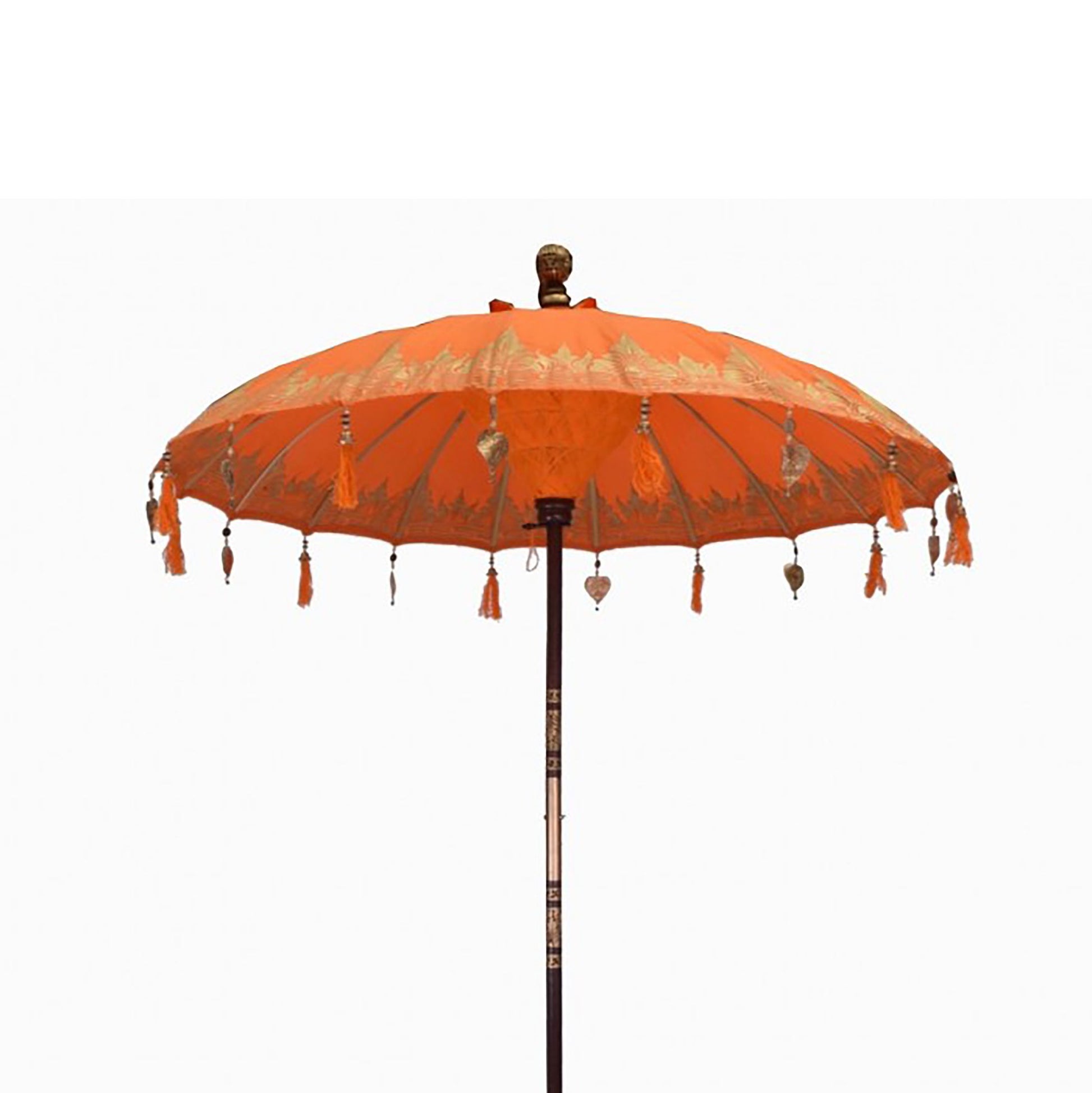 Handgemaakte Bali-terrasparasol met levendig oranje katoen en kleurrijke kwastjes, traditionele Indonesische buitenparasol uit Bali met een diameter van 2 meter.
