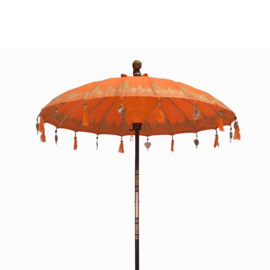 Handgemaakte Bali-terrasparasol met levendig oranje katoen en kleurrijke kwastjes, traditionele Indonesische buitenparasol uit Bali met een diameter van 2 meter.
