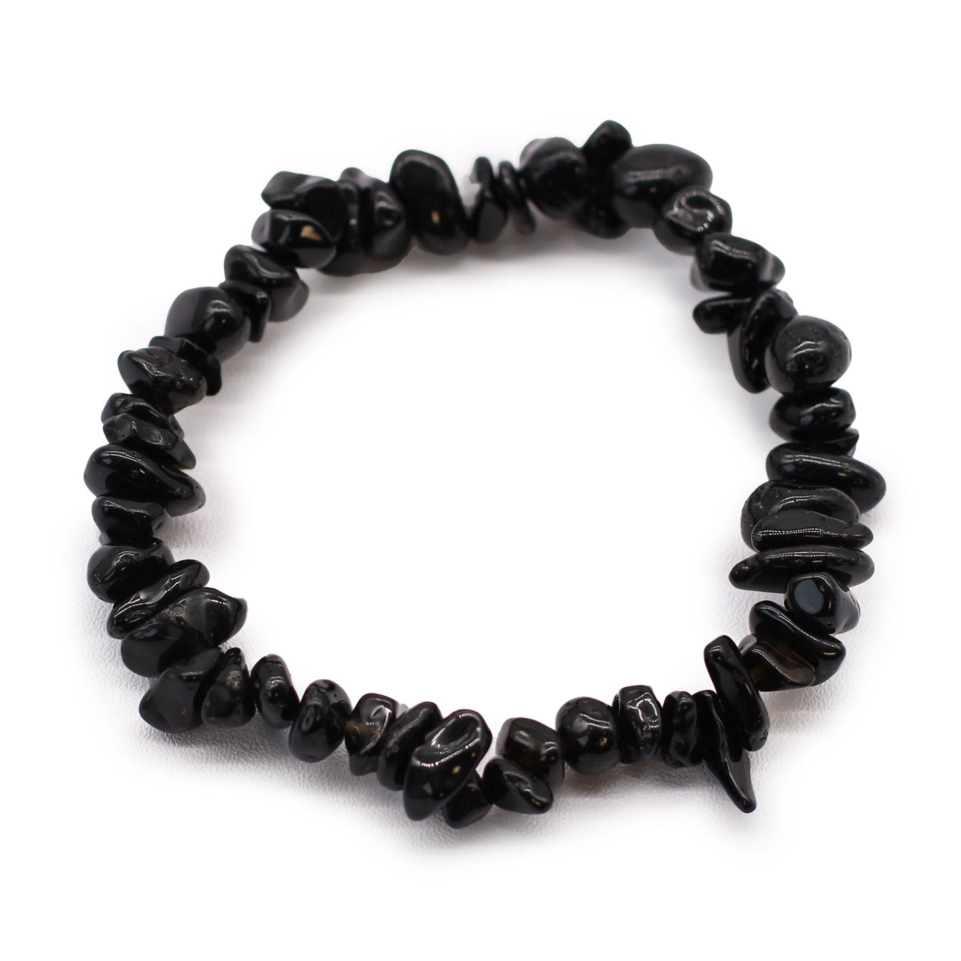 Zwarte agaat chipstone armband met natuurlijke gepolijste kristallen op een witte achtergrond, handgemaakte stretch sieraden voor aarding en balans van het wortelchakra.
