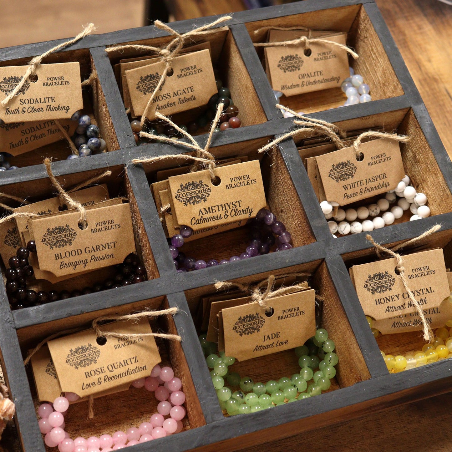 Meervoudige hoekweergave van zwarte agaat powerarmband die de kwaliteit van de edelsteen en het elastische bandontwerp laat zien, met cadeauverpakking
