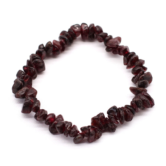 Bloedgranaat chipstone armband met natuurlijke dieprode kristallen op een witte achtergrond, handgemaakte stretch sieraden voor vitaliteit en chakra balans
