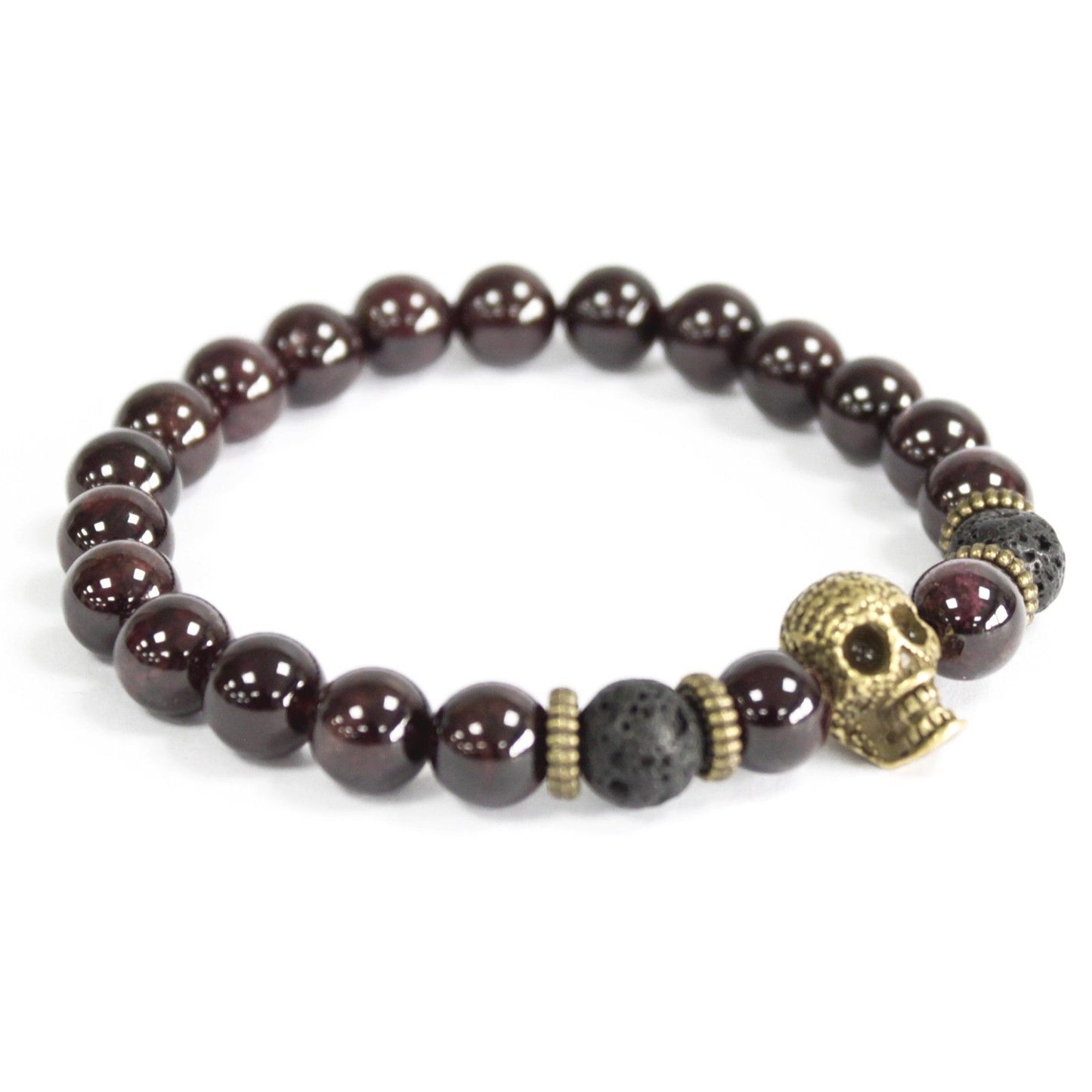 Bloedsteen bronzen schedelarmband met natuurlijke groene edelstenen met rode spikkels en bronzen schedelbedeltje op witte achtergrond, elastische bohemien sieraden voor wortelchakra-heling en creativiteit
