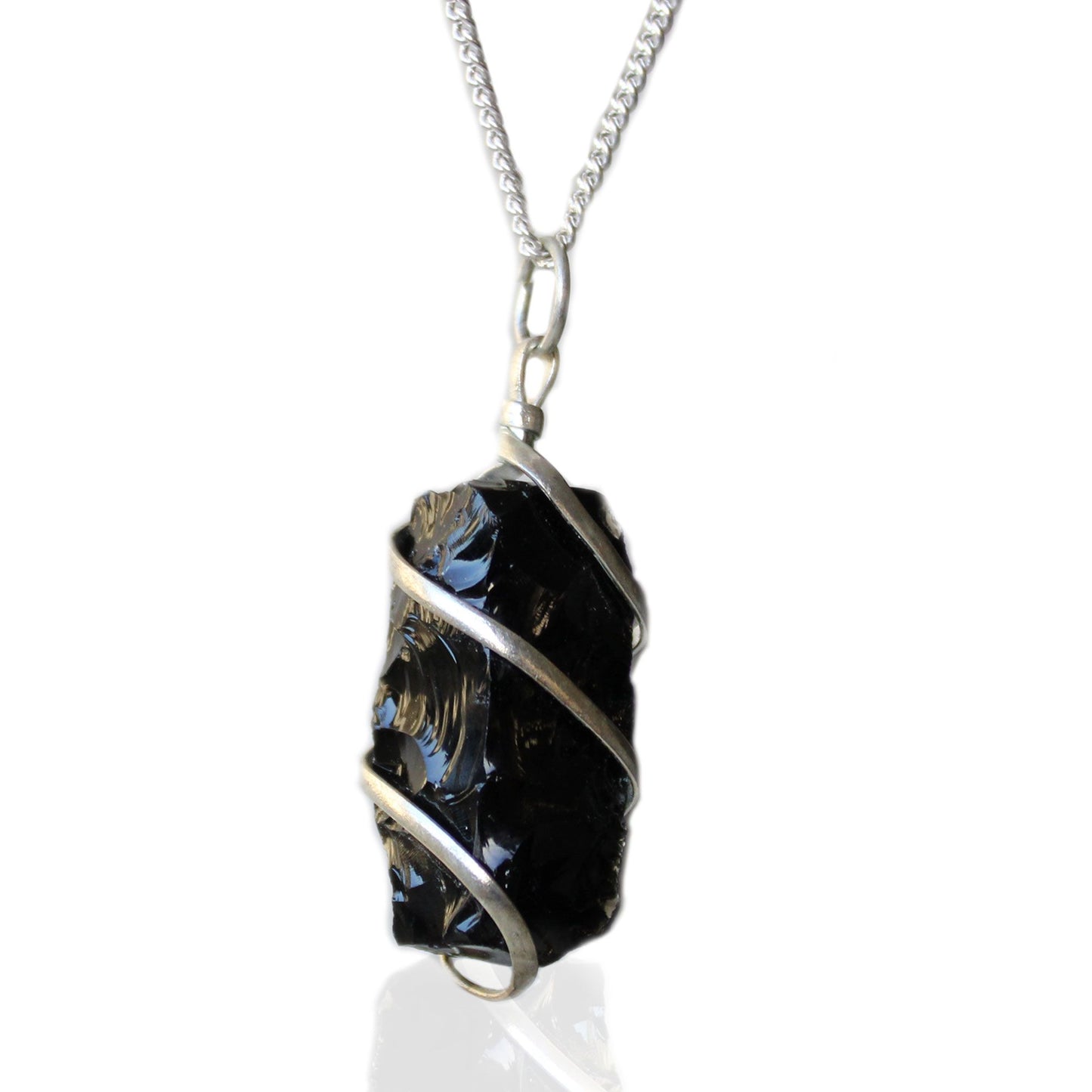 Ruwe zwarte onyx edelsteen ketting met verzilverde cascade draadwikkeling, handgemaakt in India voor unieke statement sieraden.
