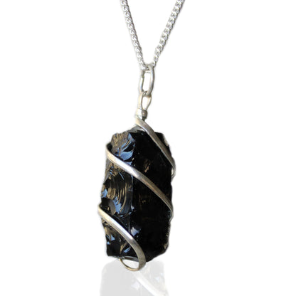Ruwe zwarte onyx edelsteen ketting met verzilverde cascade draadwikkeling, handgemaakt in India voor unieke statement sieraden.
