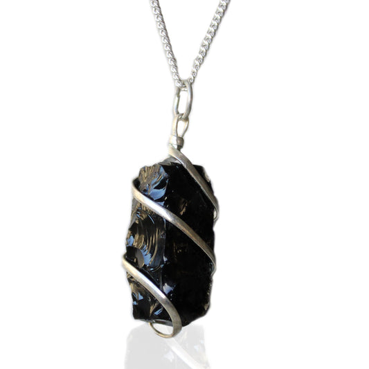 Ruwe zwarte onyx edelsteen ketting met verzilverde cascade draadwikkeling, handgemaakt in India voor unieke statement sieraden.
