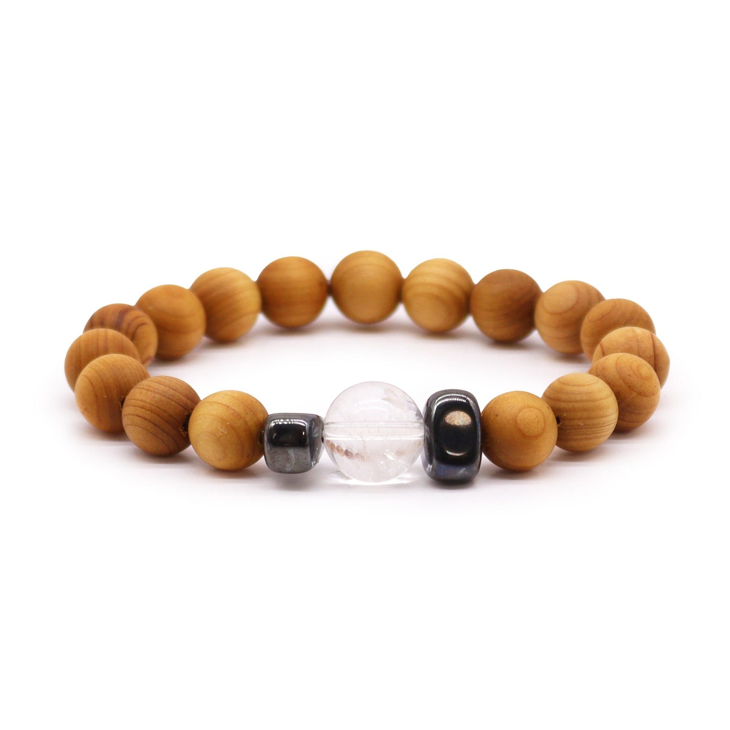 Cederhouten kruinchakra-armband met natuurlijke houten kralen en helder kwartskristal op witte achtergrond, spirituele sieraden voor kruinchakra-verlichting en meditatie
