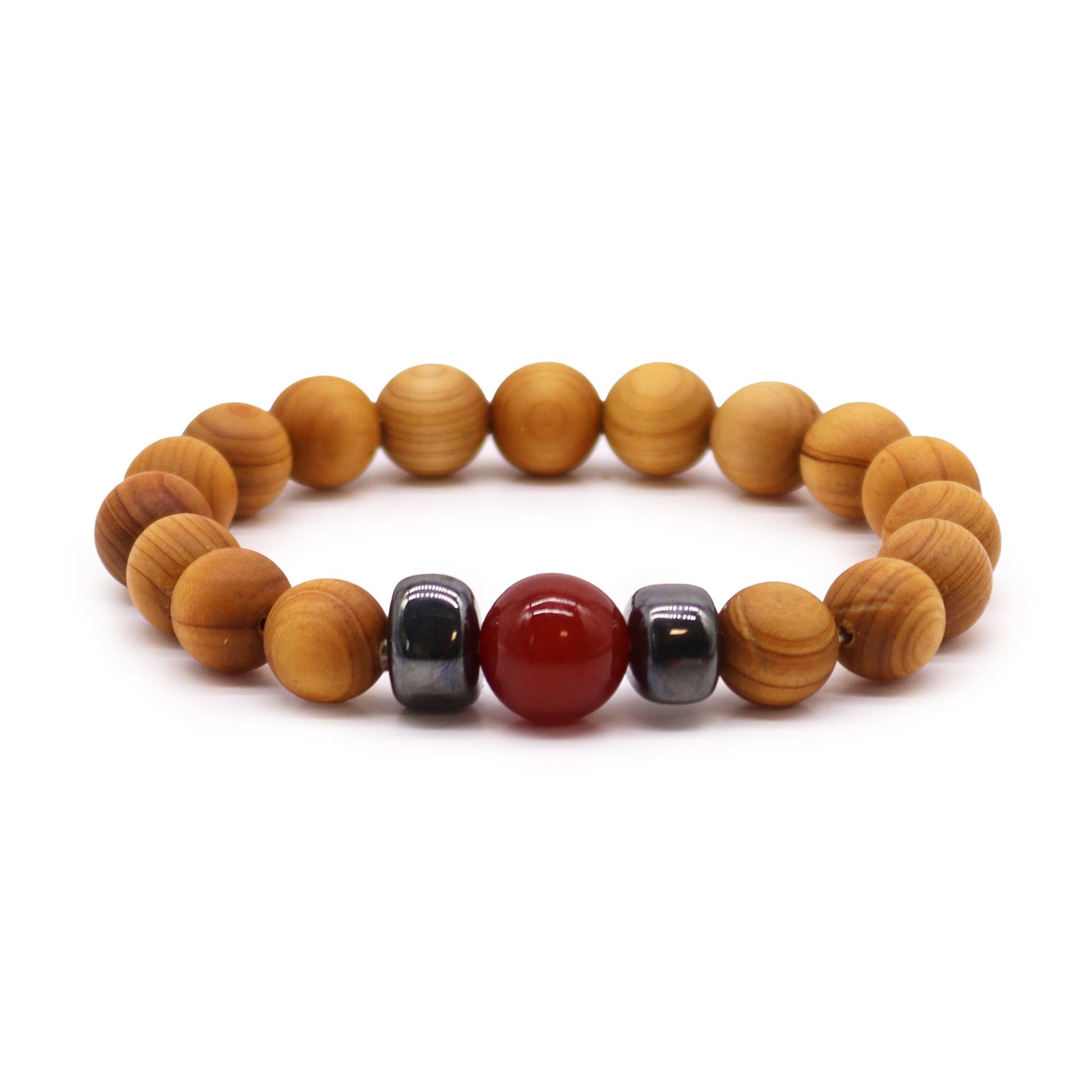 Cederhout wortelchakra armband met natuurlijke houten kralen en rode jaspis kristal op witte achtergrond, spirituele sieraden voor wortelchakra aarding en stabiliteit
