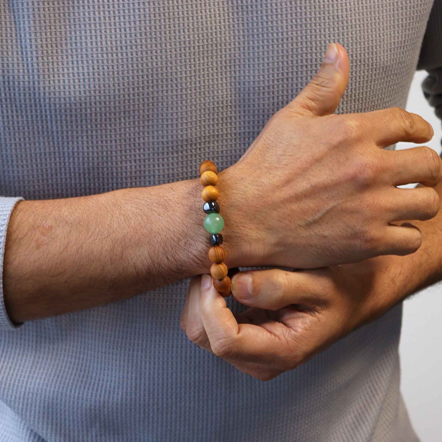 Cederhouten sacrale chakra-armband om de pols, met natuurlijk hout en groene aventurijnkristallen
