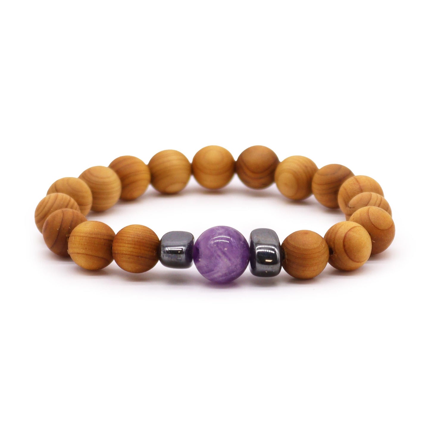 Cederhouten derde oog chakra armband met natuurlijke houten kralen en paarse amethistkristallen op een witte achtergrond, spirituele sieraden voor het derde oog chakra, intuïtie en spiritueel bewustzijn.


