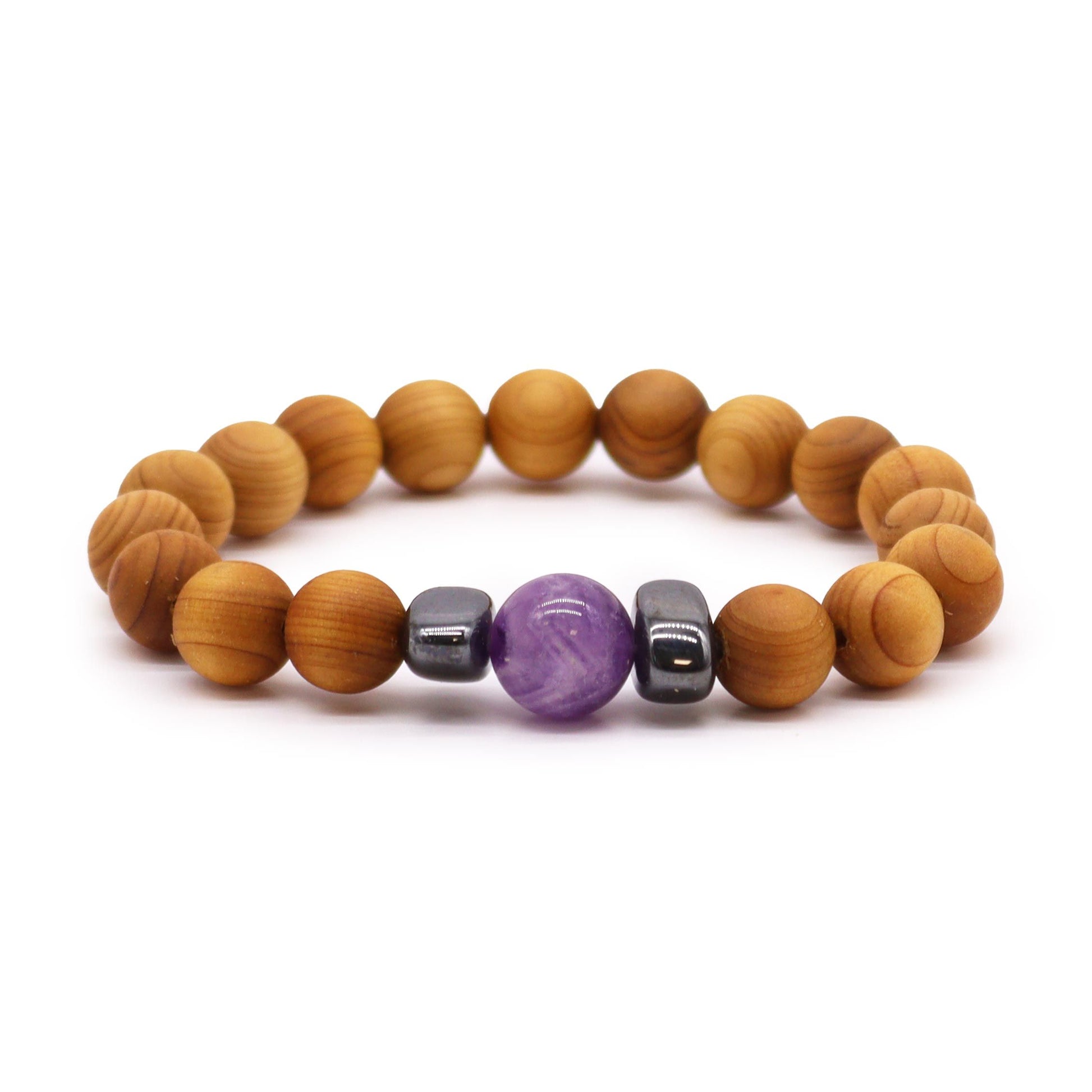 Cederhouten derde oog chakra armband met natuurlijke houten kralen en paarse amethistkristallen op een witte achtergrond, spirituele sieraden voor het derde oog chakra, intuïtie en spiritueel bewustzijn.

